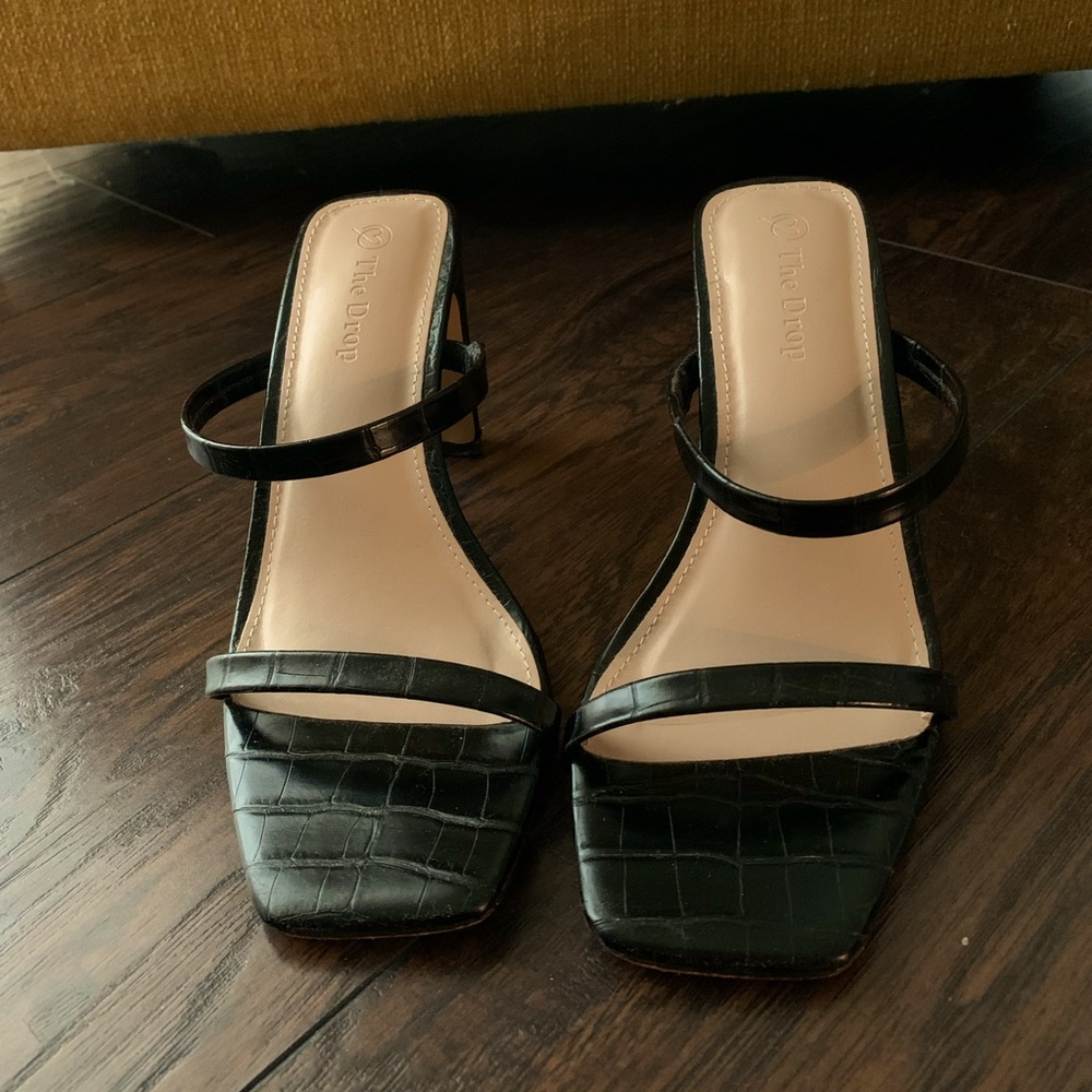 CROC SQUARED TOE BLACK HEELS